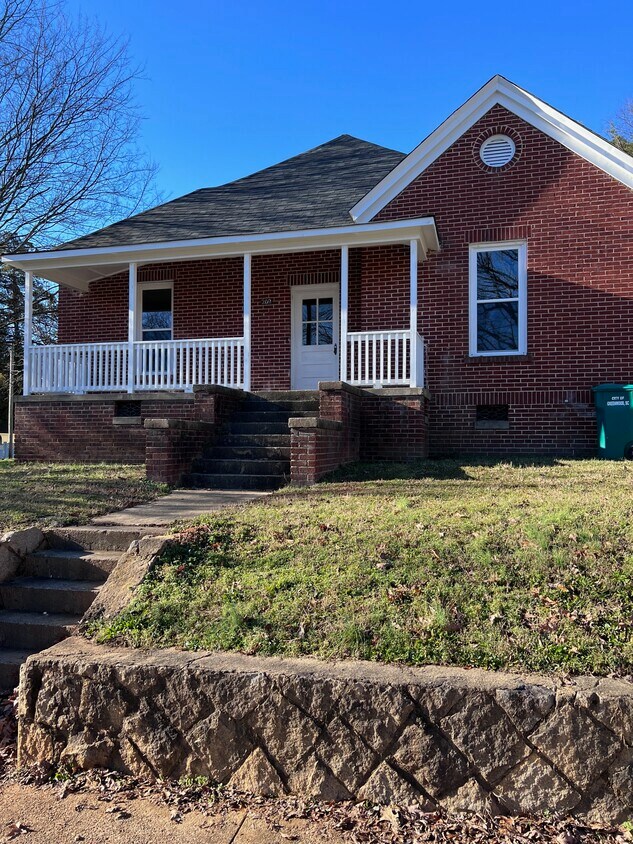 Primary Photo - 209 Lake St