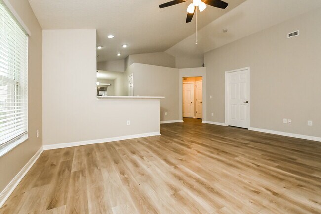 Foto del edificio - 6127 Skylarkcrest Dr