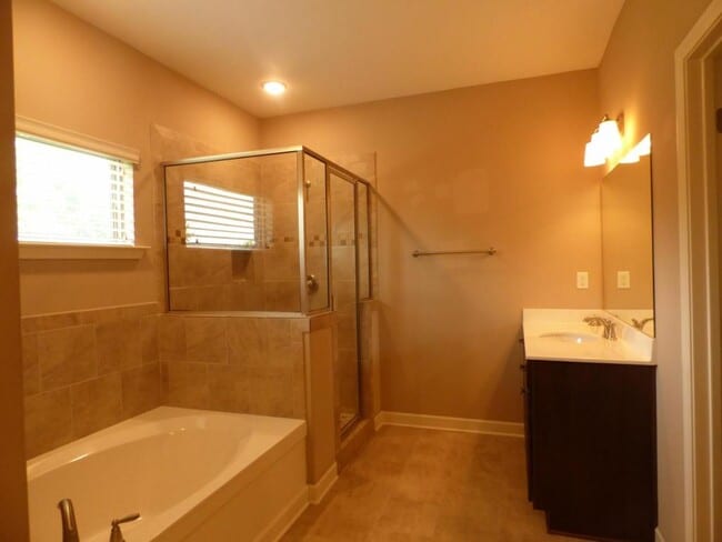 Building Photo - 70 Southwind Dr