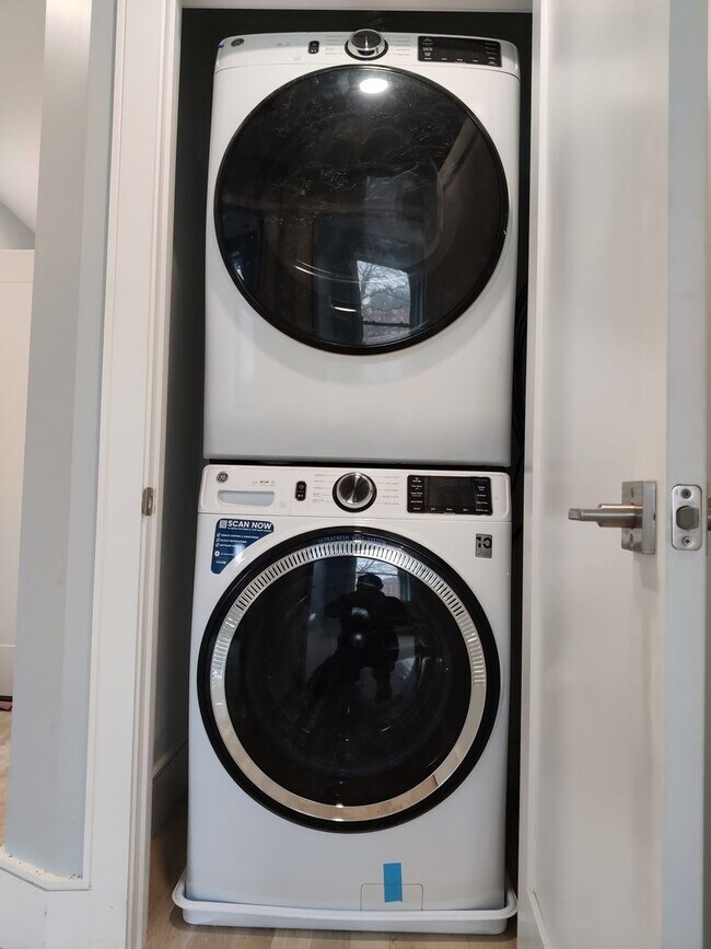 Photo - 3 bed 2 Bath on Washington Sq. Central Heat/AC, In-Unit Washer and Dryer, Steps from the T Stop Apartment