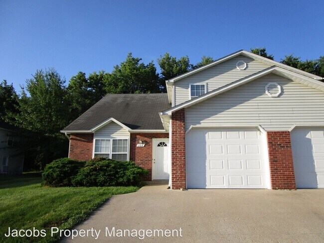 Building Photo - 304-306-306 Dads Way