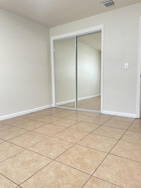 Foto del edificio - 1540 W Blue Heron Blvd