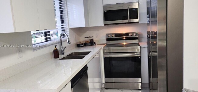 Foto del edificio - 8012 NW 14th Pl