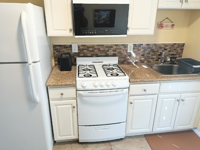 Building Photo - 1620 1/4 York Dr