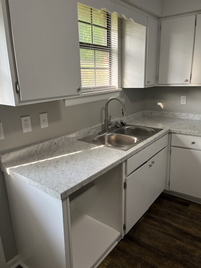 Foto del edificio - 107 Old Trail Ct