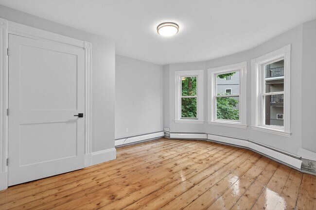 Foto del edificio - Amazing 3 bed 1.5 bath in Somerville.....