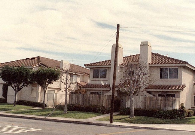 Building Photo - Hamilton Court Apartments