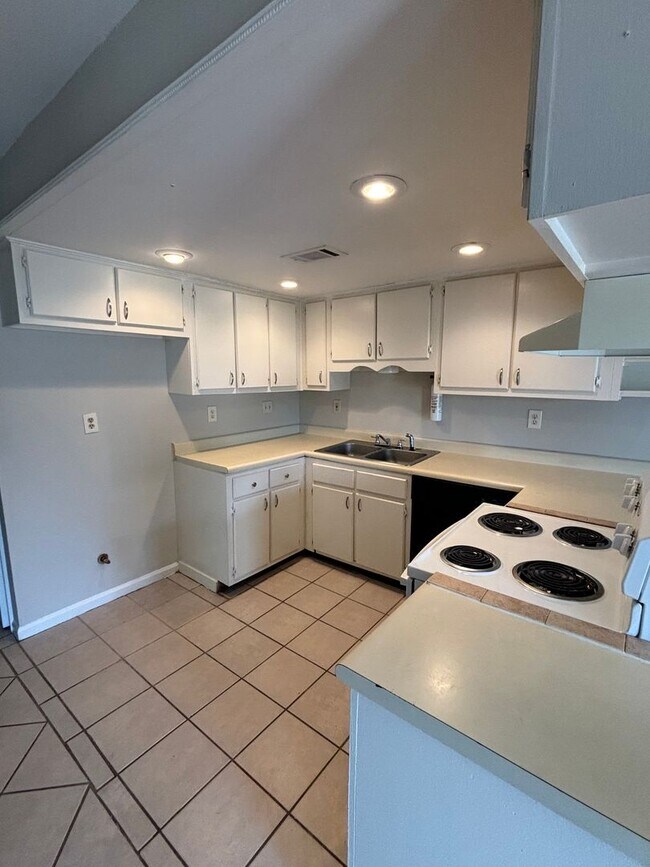 Building Photo - 8093 Martha Ann Lane Southaven, MS