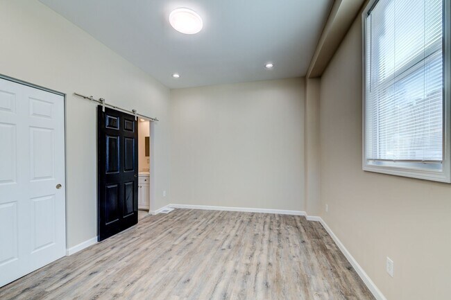 Building Photo - 565 Eiler St