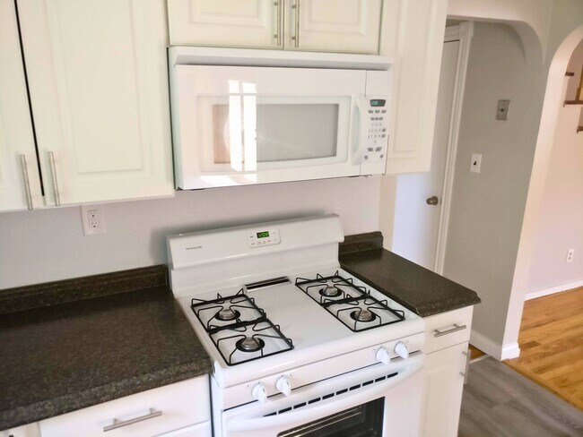 Foto del edificio - 4-Bedroom Home for Rent Summer 2026