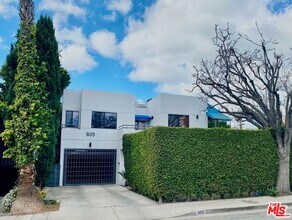 Building Photo - 805 N W Knoll Dr