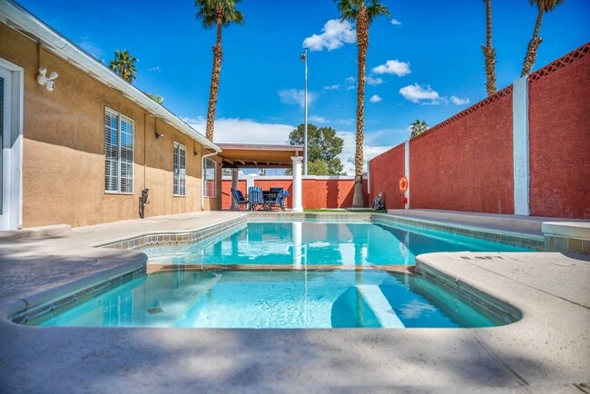 Building Photo - 3 Bed FULLY FURNISHED Pool Home
