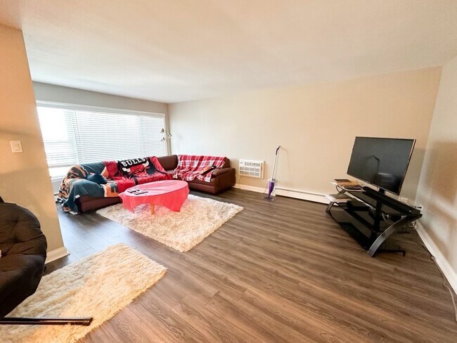Foto del edificio - 6857 W Leland Ave