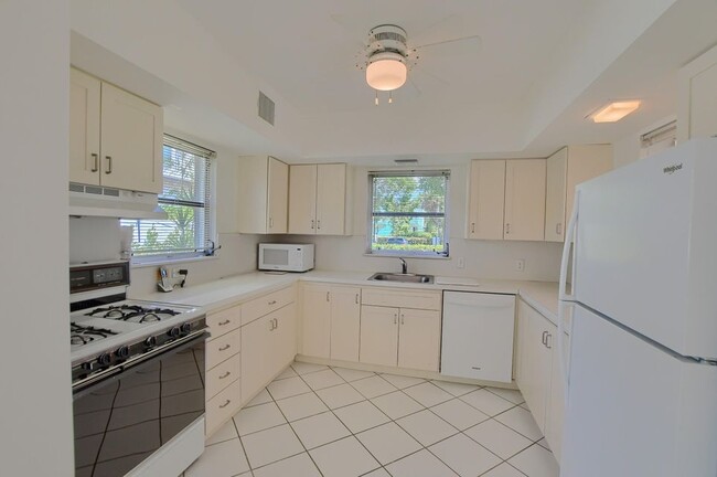 Building Photo - 1001 Casuarina Rd