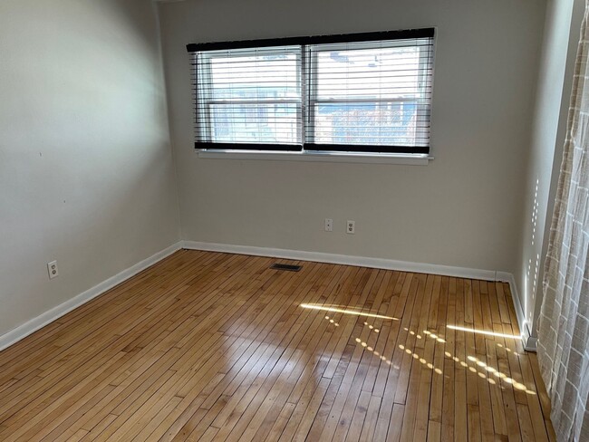 Building Photo - 1930 Baird St