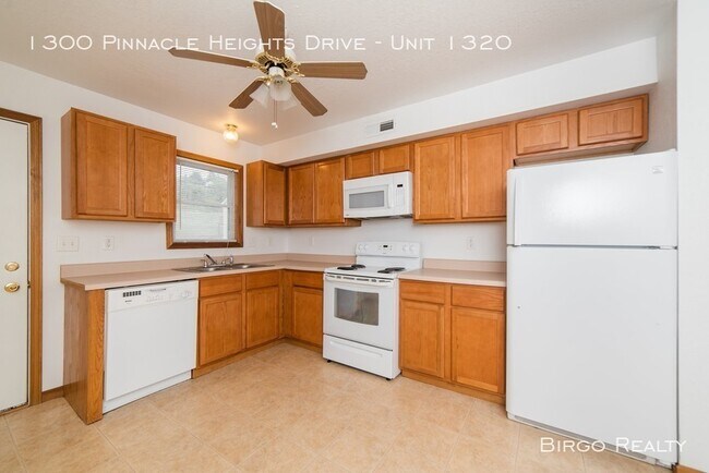 Foto del edificio - 1300 Pinnacle Height Dr