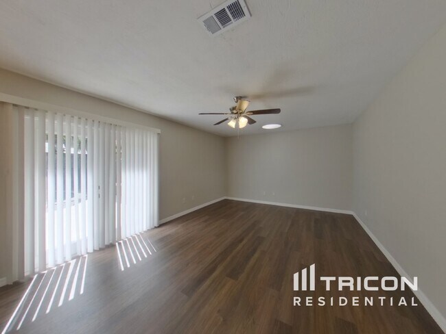 Foto del edificio - 483 Spruceview Dr