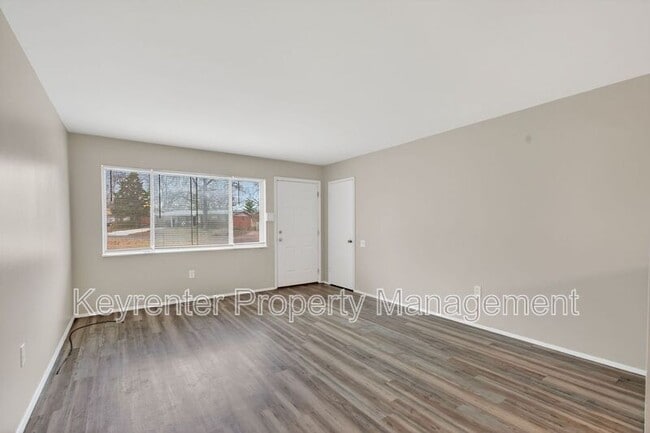 Foto del edificio - 900 Paddock Dr