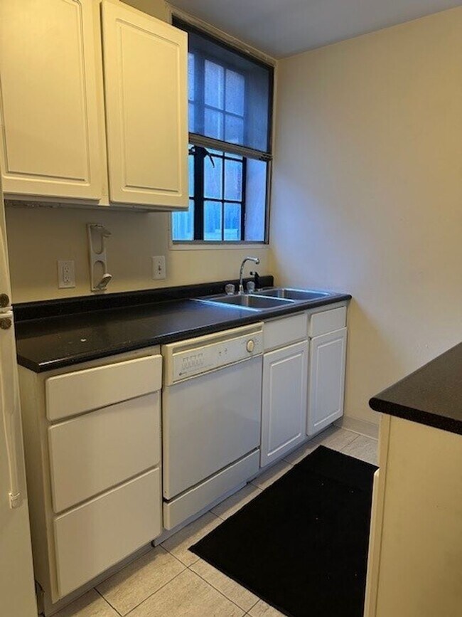 Foto del edificio - Spacious 4th Floor Efficiency, 1-Bathroom ...