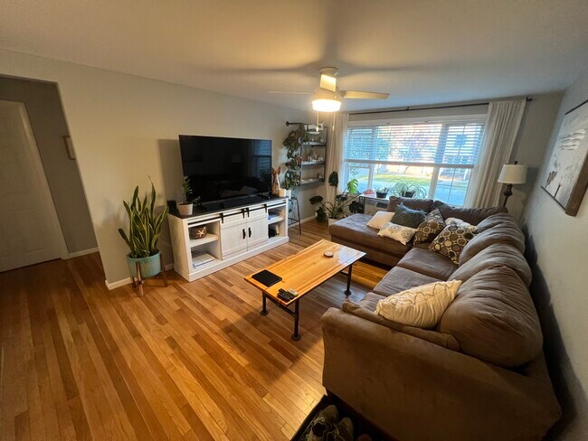 Foto del edificio - 99 Cluff Crossing Rd