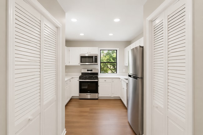 Building Photo - 2026 Move-In Special – $500 LEASE SIGNING BONUS!! Spacious 3BR Condo in Buena Vista – In-Unit Was...