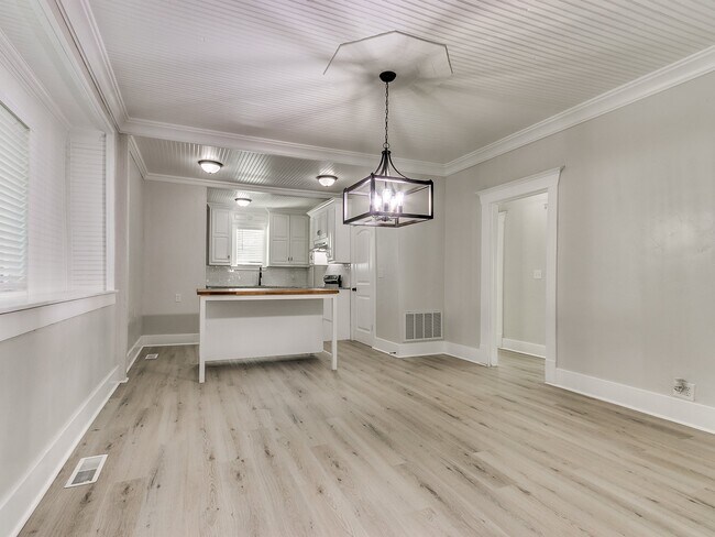 Building Photo - 1828 W Park Pl