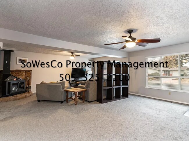 Foto del edificio - Large 3 Bedroom Home on Corner Lot