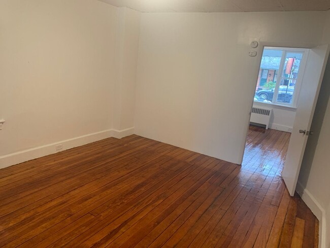 Building Photo - 1st Floor 1 Bed/1Bath Apartment on Pennsyl...