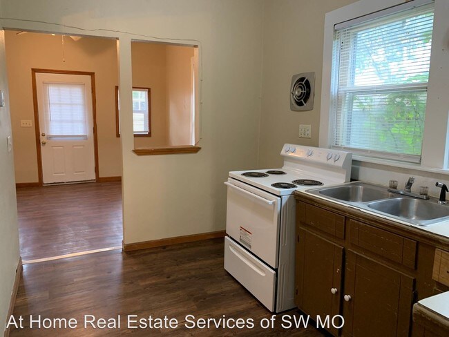 Building Photo - 622 E Division St