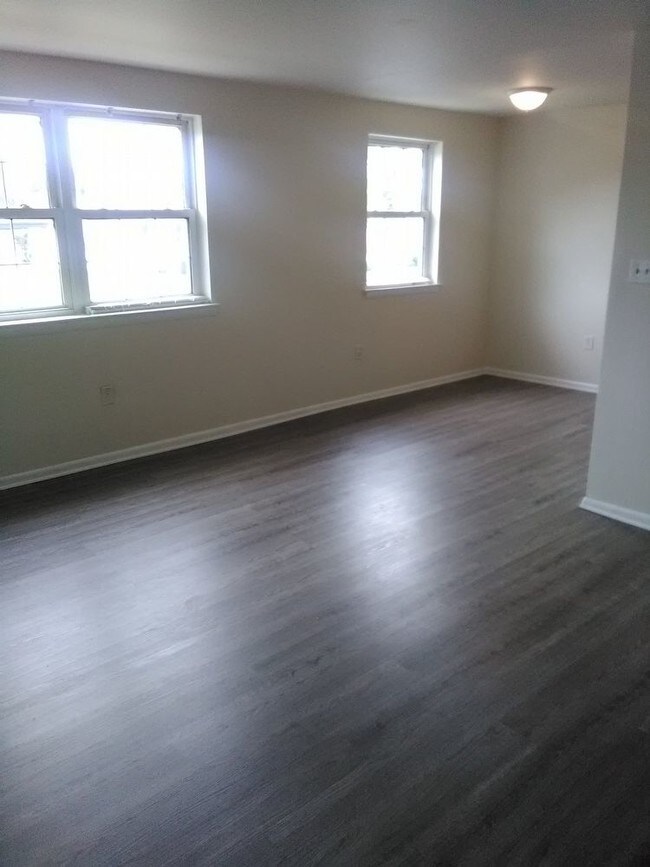 Foto del edificio - 303 E 3rd Ave