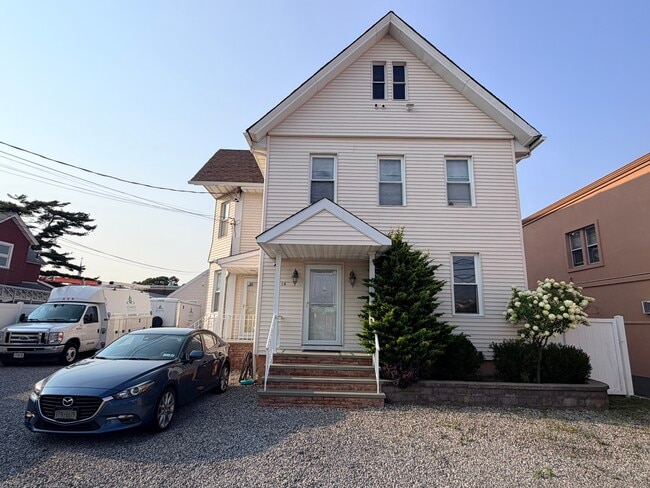 Building Photo - 14 Oakwood Ave