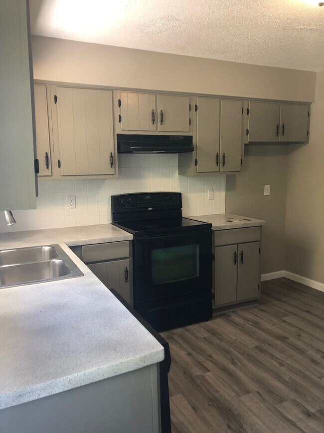 Building Photo - Newly remodeled 2 bedroom duplex in SW Spr...