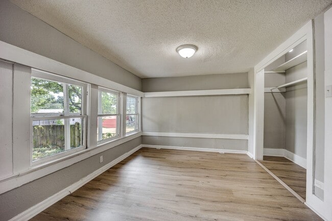 Building Photo - Freshly Updated 3 Bedroom House