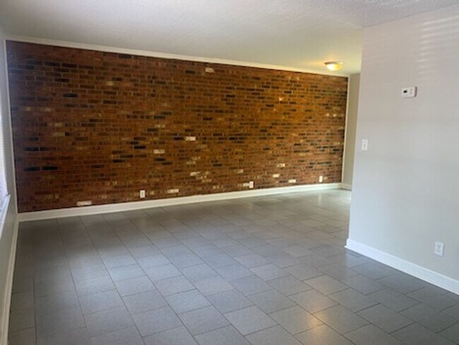 Foto del edificio - 230 W Manchester Rd