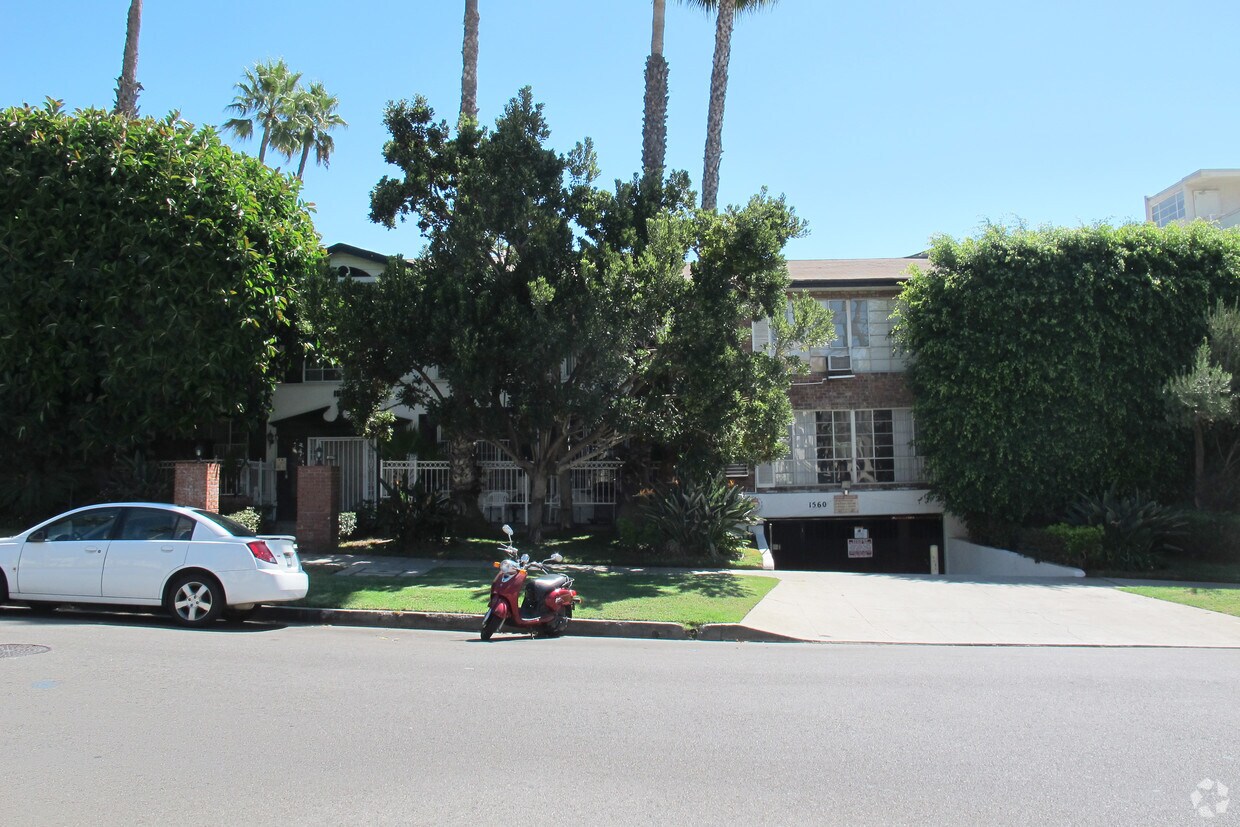 Edificio - 1560 N Laurel Ave