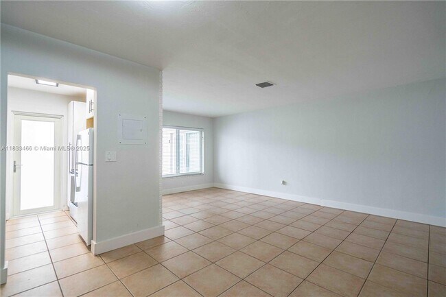 Building Photo - 1940 Biarritz Dr