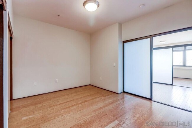 Foto del edificio - 2 bedroom downtown, 2 bath and 2 parking s...