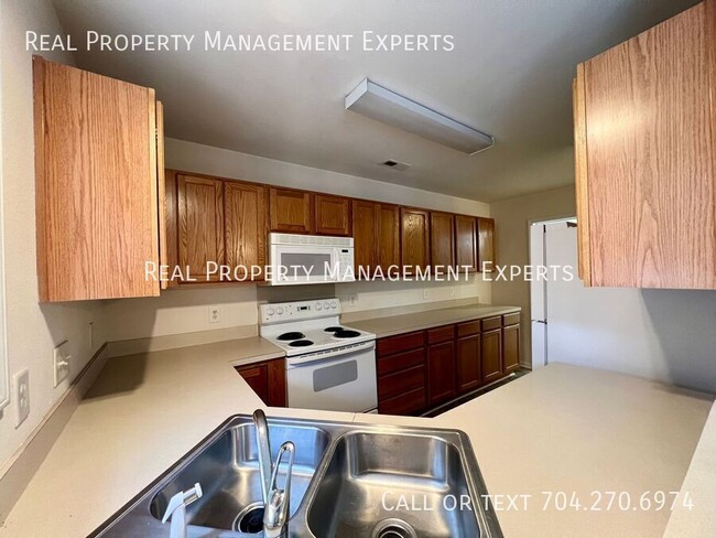 Building Photo - 9615 Littleleaf Dr