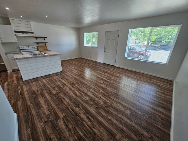 Foto del edificio - 2 Bedroom 1 Bathroom Apartment for Rent in Corning!