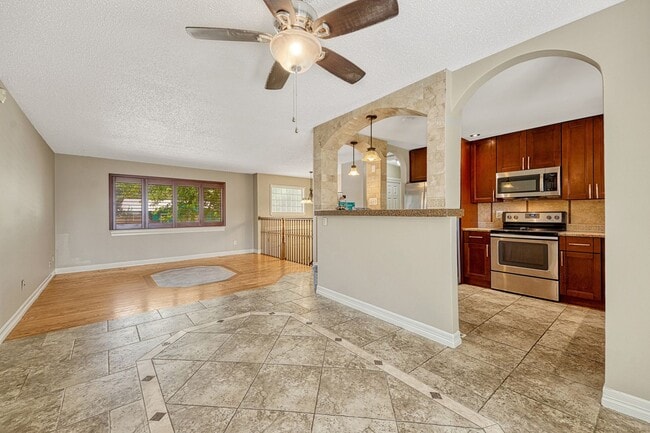 Building Photo - Spacious Home in Rustic Hills!