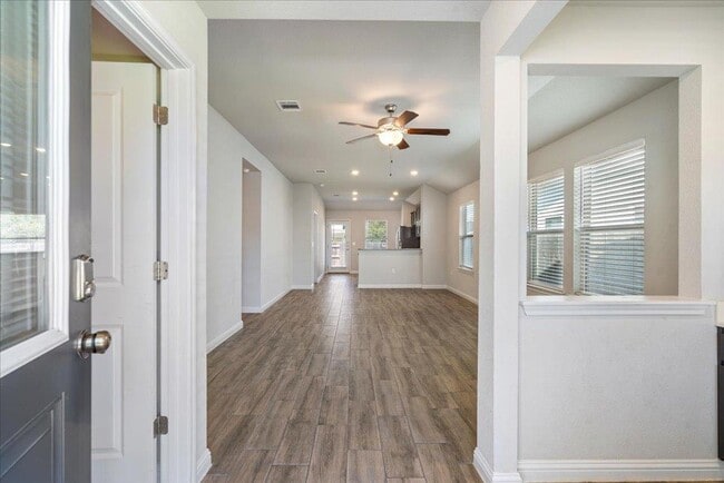 Foto del edificio - 8205 Cottage Rose Dr