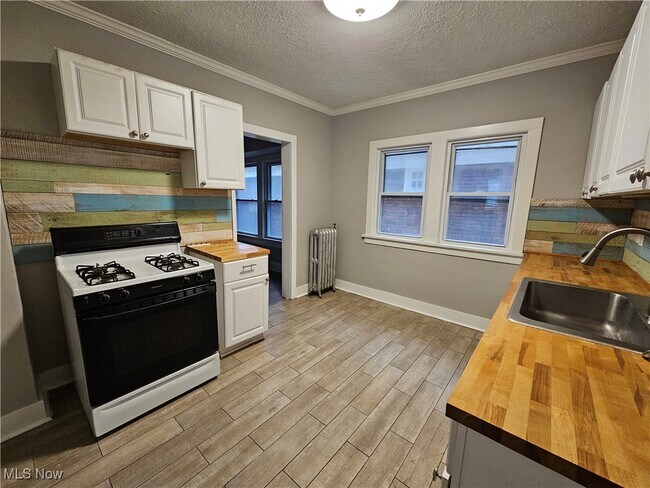 Foto del edificio - 3234 Euclid Heights Blvd