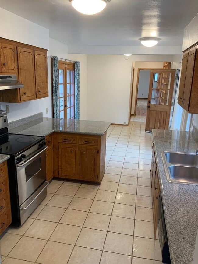 Photo - 3 Bedroom, 2 Bathroom House in SE Eugene