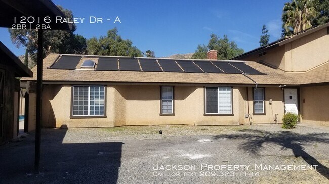 Building Photo - Great 2 Bedroom Pool House Unit Totally Up...