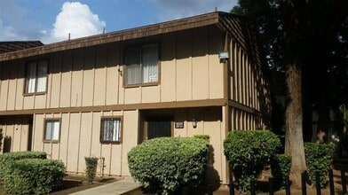Building Photo - 1221 N Peach Ave