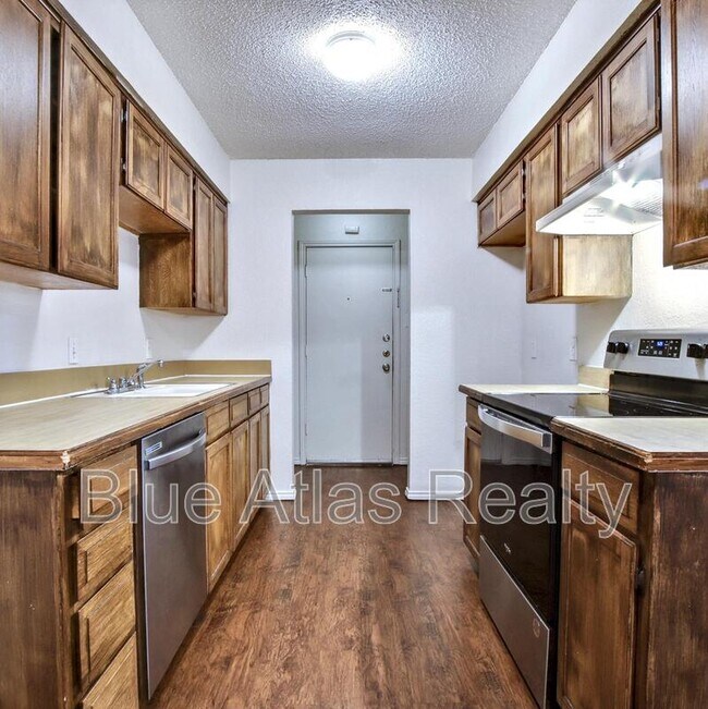 Building Photo - 6857 S Creek Dr