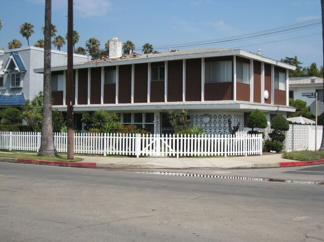 Building Photo - 13203 Moorpark St