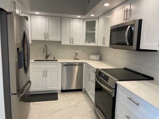 Building Photo - 5600 Collins Ave