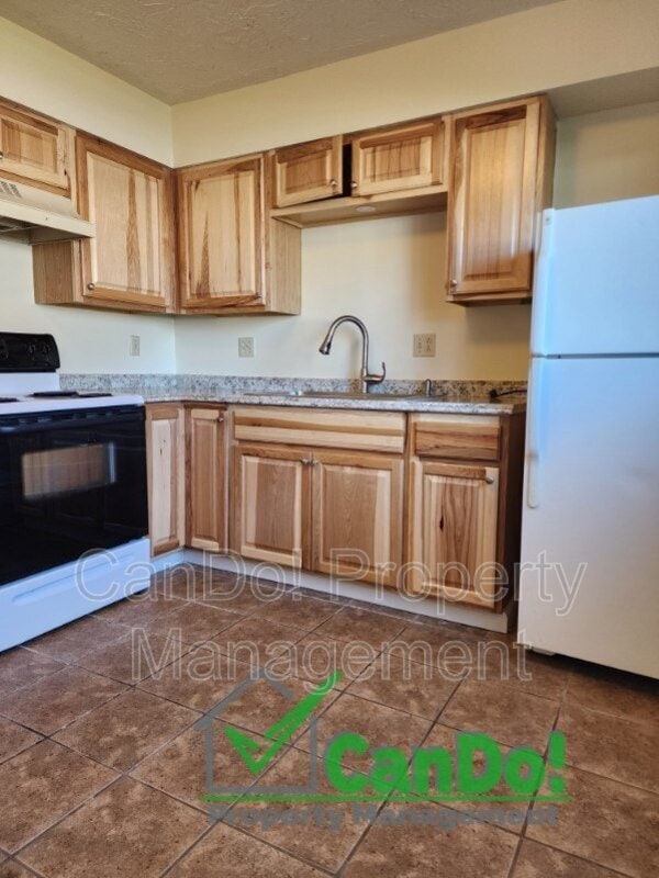 Building Photo - 230 Carol Dr