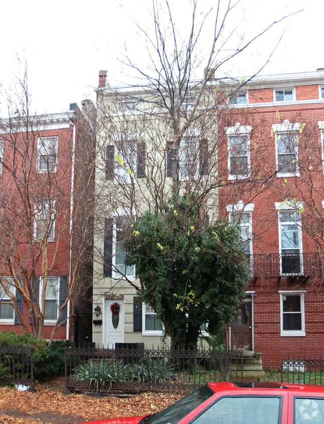Building Photo - 830 Hollins St